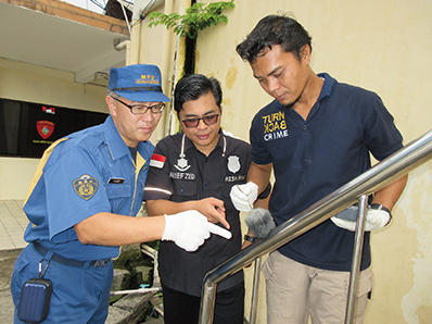 インドネシアでの技術協力「市民警察活動(POLMAS)全国展開プロジェクト」で現場指紋採取に関する指導が行われている様子(写真:JICA)