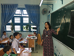 インクルーシブ教育の研修を受けた教員がビントゥアン省の小学校で授業を行う様子(写真:アジア・レインボー)
