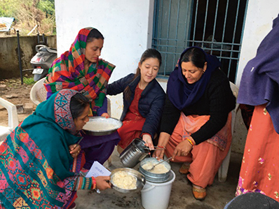 インド・ヒマーチャル・プラデッシュ州の村民に豆乳および豆腐の作り方を紹介して栄養指導を行うJICA海外協力隊員(写真:JICA)