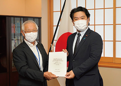 2021年9月2日、松本外務大臣科学技術顧問が、鷲尾外務副大臣(当時)に対し、「地球の健康(planetary health、地球環境と人間の健康の連関):食料システム転換のための科学技術」とした提言とSTIショーケース(事例集)を提出