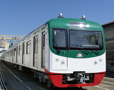 日本の支援により整備を行っているダッカ市の都市高速鉄道(MRT)。バングラデシュの国旗を取り入れたデザインの車両が市内を走行し人々の生活を支える(写真:JICA)。