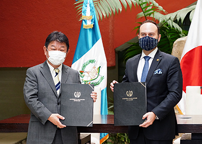 茂木外務大臣(当時)が訪問先のグアテマラでブロロ外務大臣とハリケーン災害復興支援のための無償資金協力に関する書簡を交換する様子(2021年7月)