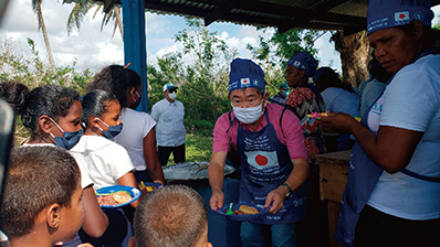 ニカラグアのハリケーン被災地において日本の支援により給食が配られている様子(写真:WFP)