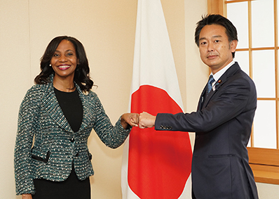 リチャーズ駐日ジャマイカ大使の表敬を受ける上杉外務大臣政務官(2021年12月)