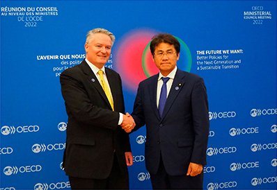 2022年6月のOECD閣僚理事会に出席し、コーマンOECD事務総長と立ち話をする三宅外務大臣政務官(当時)