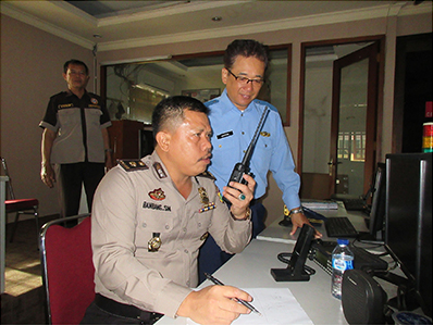 インドネシアでの技術協力「市民警察活動(POLMAS)全国展開プロジェクト」で通信指令分野の指導を行う日本人専門家(写真:JICA)