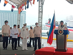 ドゥテルテ大統領(当時)が巡視船「メルチョラ・アキノ」の就役式で演説をする様子