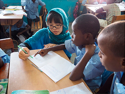 ジブチ・ディキル市内の小学校で四則計算の指導を行うJICA海外協力隊員(写真:JICA)