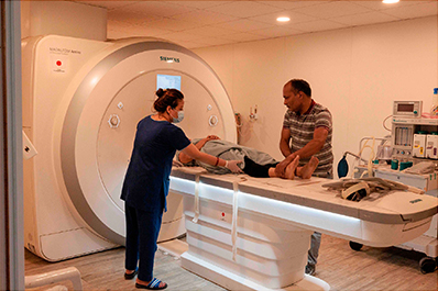 日本の無償資金協力で、ネパールのトリブバン大学教育病院へ供与されたMRI(写真:JICA)