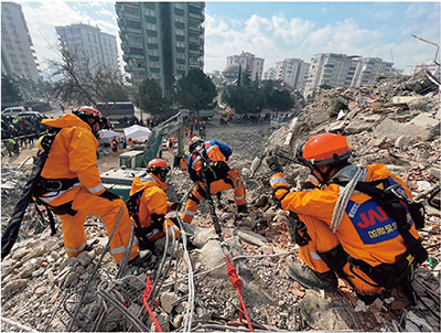 トルコ地震被災地での救助チームによる救助活動の様子(写真:JICA)