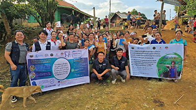 栄養改善事業の対象地域の女性たちと田才氏（最前列左から2人目）（写真：WFP Lao PDR）