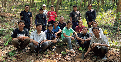 コーヒーの苗木を植樹する対象地域の村人と宮﨑氏（後列左から3人目）（写真：株式会社 坂ノ途中）
