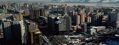 渋滞中のウランバートル市内上空を飛行するドローン（写真：株式会社エアロネクスト）