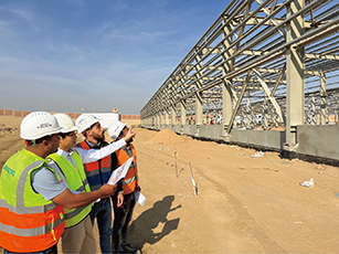 建設現場で日本企業関係者と現地の技術者が協議する様子（写真：三菱商事株式会社）