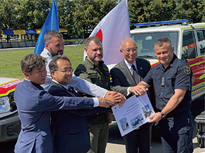 松田駐ウクライナ日本国大使（当時）、クリメンコ・ウクライナ内務大臣、松永JICAウクライナ事務所長らとともに現地ウクライナでの地雷除去機の供与式に参加する雨宮氏（一番左）（写真：株式会社日建）