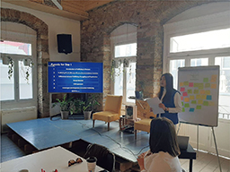 IOMギリシャのスタッフを対象に、人身取引対策の研修を実施する筆者（写真：篠﨑智美）