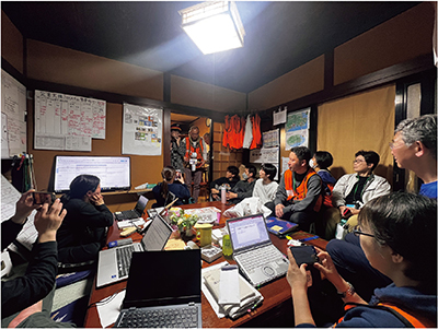 公益社団法人青年海外協力協会と社会福祉法人佛子園（ぶっしえん）、JICAによる避難所支援に向けた会議の様子（写真：JICA）