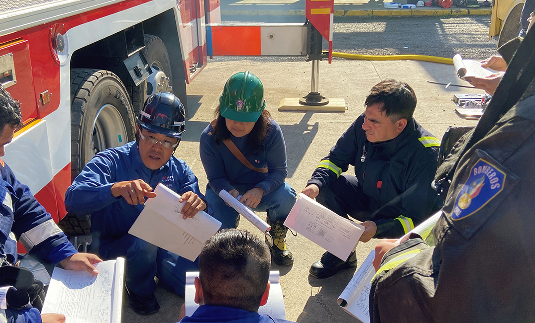 チリにおける草の根・人間の安全保障無償資金協力「タラガンテ消防団はしご車整備計画」において、はしご車のメンテナンス方法に関する指導を行う日本人技術者（写真：一般社団法人日本外交協会）