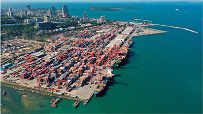 日本が円借款等を通じて整備・拡張を支援しているカンボジアのシハヌークビル港の様子（写真：JICA）