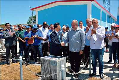 キューバに対する無償資金協力「青年の島における電力供給改善計画」の完工式において、発電所に設置された記念名盤の前で握手を交わすマレーロ・キューバ首相と平田駐キューバ日本国大使（当時）