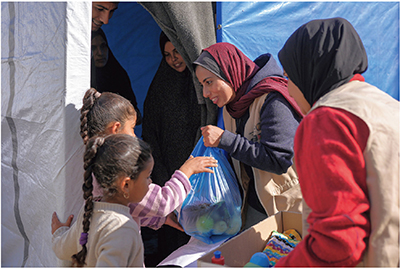パレスチナのガザ地区において障害者世帯・脆弱世帯への食料・生活支援物資を配布する様子（写真：特定非営利活動法人パレスチナ子どものキャンペーン）