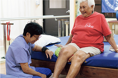 パラオのベラウ国立病院で運動療法指導を行うJICA海外協力隊員（写真：JICA）