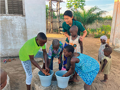 ベナンの地方都市ウィダにおいて、こどもたちに効果的な手洗いを教えるJICA海外協力隊員（写真：JICA）