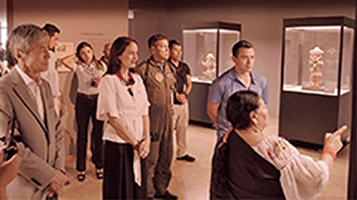 マンタ国立博物館・文化センターで展示品の説明を受けるノボア・エクアドル大統領（右奥）（写真：JICA）