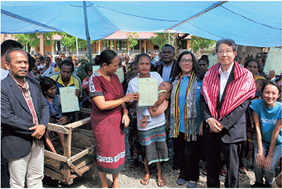東ティモールの地方部において整備された出張出生登録制度により登録を終えた家族（写真：JICA）