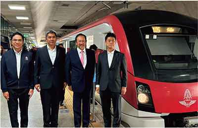 タイに対する円借款により整備された都市鉄道レッドラインおよびバンスー中央駅を視察する高村外務大臣政務官（当時）（写真右）