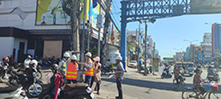 交通管制センター（TCC）スタッフとJICA専門家による信号機器の設置作業の様子（写真：株式会社メッツ研究所）