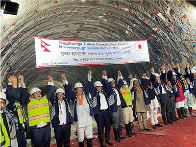 ネパール初の山岳交通道路トンネルとなるナグドゥンガ・トンネル本坑の貫通式の様子