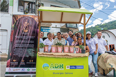 コロンビアのヘノバ市女性コーヒー農業組合によるヘノバコーヒーの販促活動（写真：JICA）