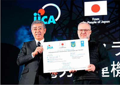 ウクライナにおいて電力関連機材の供与式へ出席する岩屋外務大臣とハルシチェンコ・ウクライナ・エネルギー大臣