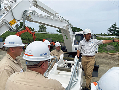 ウクライナ非常事態庁（SESU）に対する、地雷除去機の運用と維持管理研修の様子。地雷除去機の実機も使って具体的な知見の習得に努めている（写真：JICA）