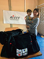 食料・生活必需品を受け取る避難民（写真：NICCO）