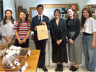 2024年6月のキルギス訪問時に、技術協力「一村一品運動」によって支援を受ける店舗を視察する辻󠄀外務副大臣（当時）（写真左から3人目）