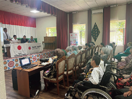 障害者やその家族を対象にしたトゥルスンゾダ教員養成専門学校の入学説明会（写真：特定非営利活動法人難民を助ける会）