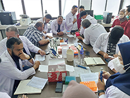 ピペット等の機材操作や精液希釈の手順を学ぶ様子（写真：JICA）