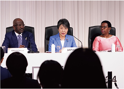 2024年TICAD閣僚会合で、共同議長を務める上川外務大臣（当時）（中央）とメルズーグ・モーリタニア外務・アフリカ協力・在外モーリタニア人大臣（写真左）