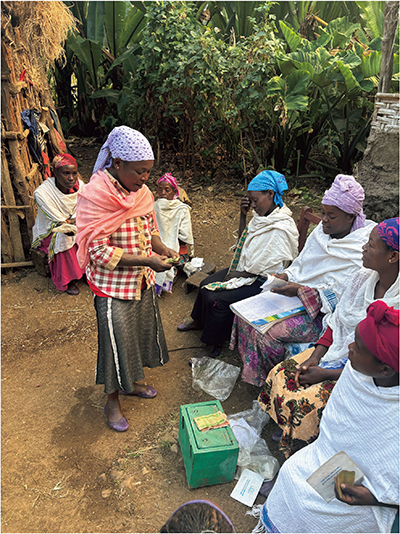 エチオピアの「オイダ地区における住民参加型水供給事業を通じた女性の自立支援事業」（日本NGO連携無償資金協力）において、グループ貯蓄を行っている女性たち（写真：特定非営利活動法人ホープ・インターナショナル開発機構（ホープ・ジャパン））