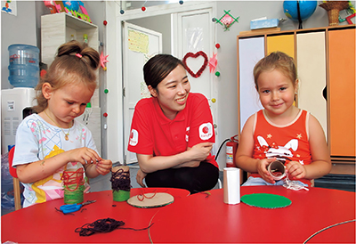 モルドバでウクライナからの避難民と受入れ地域住民のこどもたちが交流する場を提供し、相互理解を深める活動を行う日本のNGO職員（JPFを通じた日本の緊急人道支援）（写真：特定非営利活動法人難民を助ける会（AAR Japan））