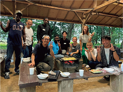 日本企業や他の学生と交流するABEイニシアティブ参加者（写真：JICA）