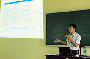 ベトナム・ドンタップ省にある短期大学の情報工学科における授業風景（写真：岩本英照）