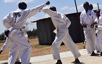 【ケニア】「青空の下の空手教室」撮影者　NGOコイノニア教育センター