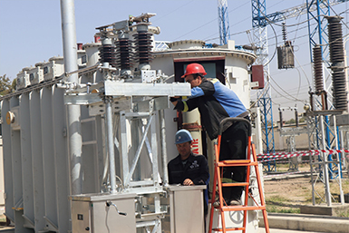 【タジキスタン】「ドゥシャンベ変電所整備計画」（無償資金協力）老朽化した配電用変電所施設の全面更新および新設により、メンテナンス性の向上と首都ドゥシャンベ市への安定した電力供給拡大に寄与している。（写真：JICA）