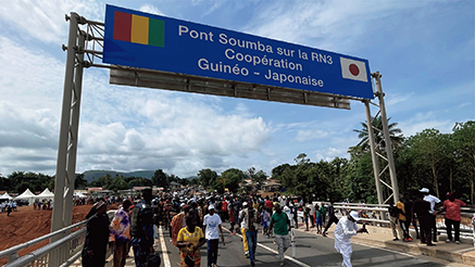 【ギニア】「国道三号線スンバ橋架け替え計画」（無償資金協力）西アフリカの国際回廊に位置するスンバ橋の架け替え・拡幅により、渋滞を解消し、円滑な交通と物流を促進。建設にあたっては架設技術や維持管理の手法、5Sカイゼン等ノウハウの移転も行われた。（写真：JICA）