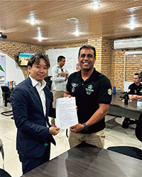 フォルタレーザ市安全局との署名式に参加した倉智氏（写真左）（写真：株式会社Singular Perturbations）