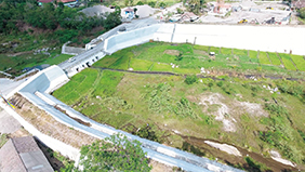 平常時には橋として活用される砂防堰堤（写真：八千代エンジニヤリング株式会社）