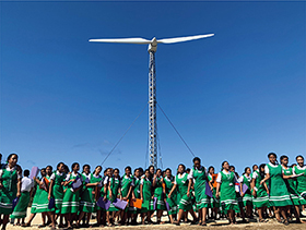 地元学生を対象とした可倒式風車の見学会（写真：株式会社プログレッシブエナジー）